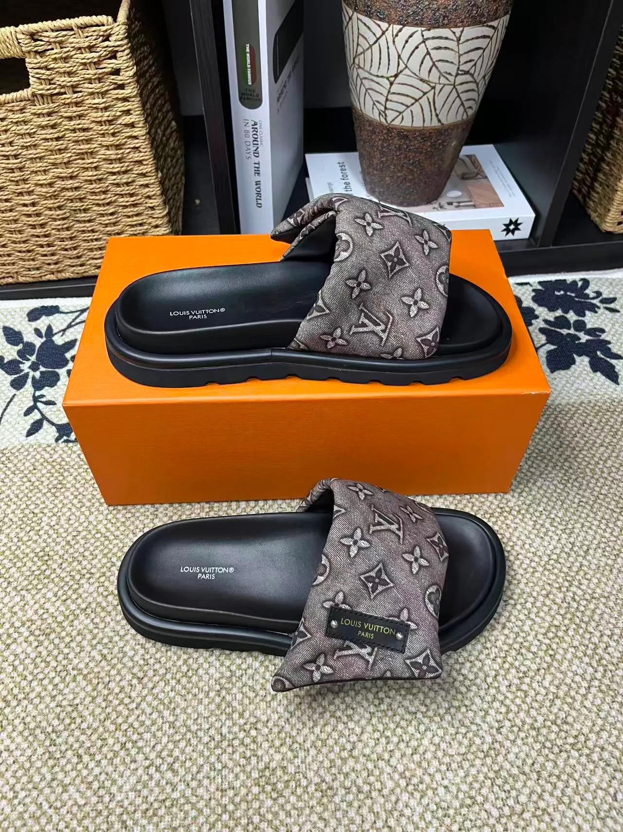 P340 [New Style] [LOUIS VUITTON] Louis Vuitton, LV printing, men's and women's slippers are now on the market, packed in drawer boxes with cloth bags and cards, the upper pattern looks very soft and waxy, and is a super versatile leg slimming tool. Fabric: imported denim/canvas/old fabric, LV hardware LOGO, official website pattern printing, comfortable to wear, feet: high-elastic PU water table. Sole: foam sole, heel height: about 5cm. Code number: 35-46, 35, 45, 46 are custom-made and non-returnable. Color: multiple colors and styles available.